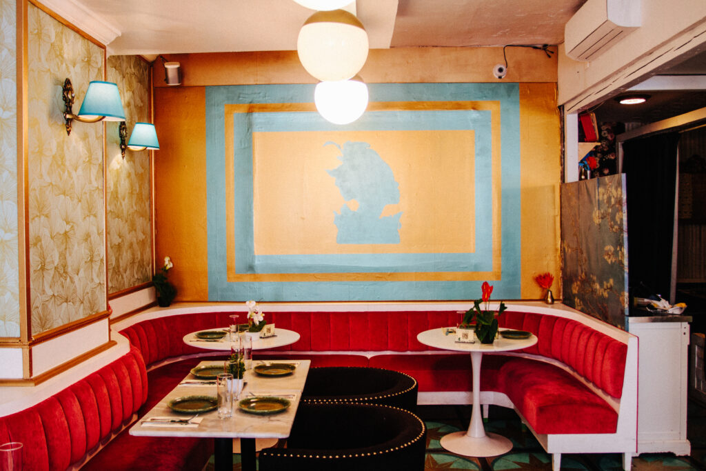 red booths at cadence restaurant
